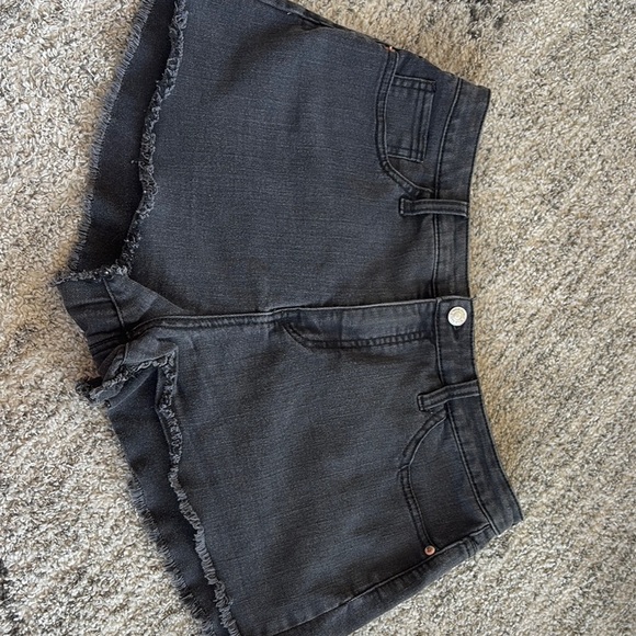 Women's Black Denim Shorts
2front/ 2back pockets
zip and button front closure - Picture 2 of 10